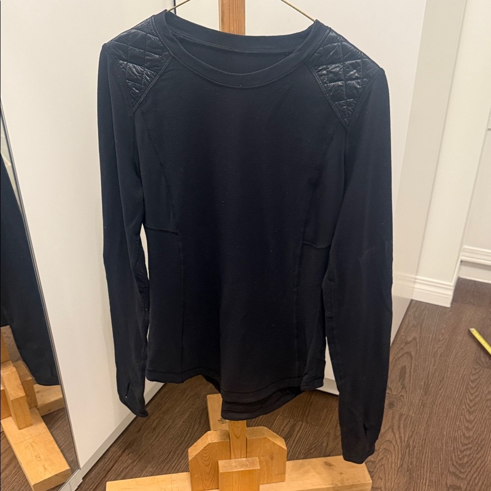 🍋Lululemon Black Long Sleeve Top with Quilted Shoulders and elbows  size 6